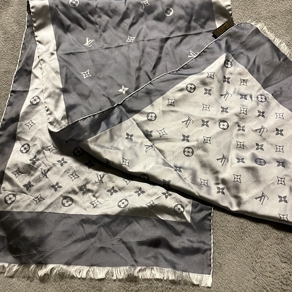 Louis Vuitton silk scarf - Picture 6 of 8